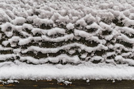 Téléchargez les photos : Motif de neige sur une surface en bois. - en image libre de droit