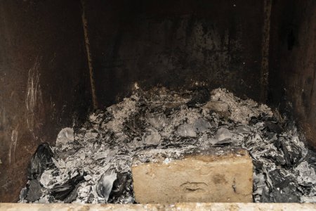 Téléchargez les photos : Vue d'un tas de cendres dans le four - en image libre de droit