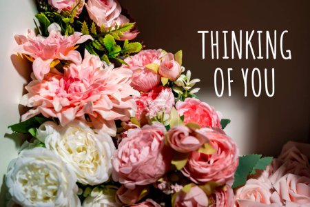 Téléchargez les photos : Je pense à toi... carte. Fleurs artificielles, roses roses délicates. - en image libre de droit