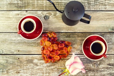 Téléchargez les photos : Coeur fait de bonbons gelée et fond de café - en image libre de droit