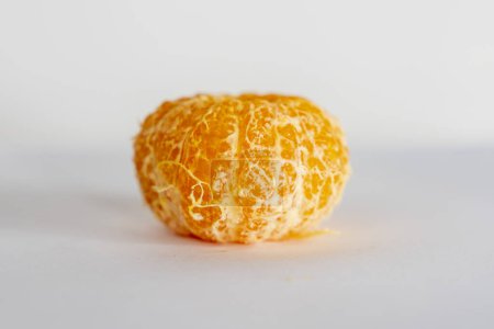 Téléchargez les photos : Mandarine pelée sur un fond clair. - en image libre de droit