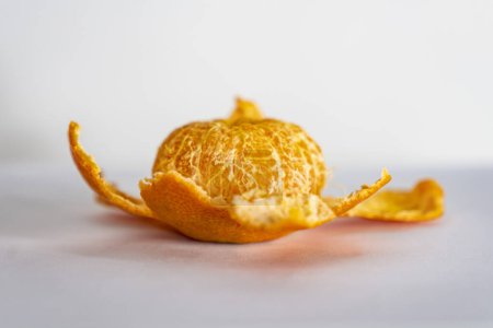 Téléchargez les photos : Mandarine pelée sur un fond clair. - en image libre de droit