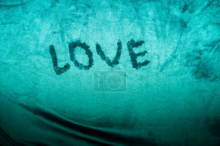 Téléchargez les photos : Amour écrit sur la texture du tissu émeraude - en image libre de droit