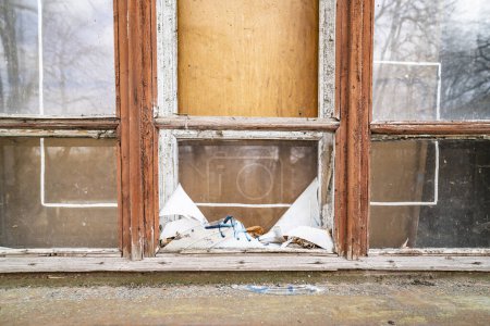 Foto de Edificio abandonado con ventana rota - Imagen libre de derechos