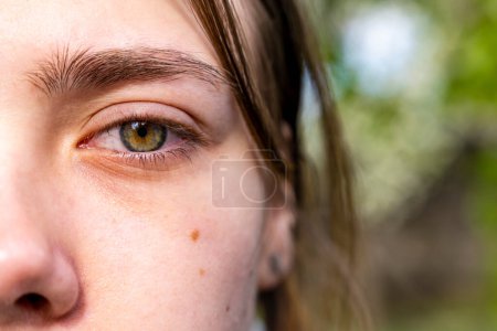 Foto de Close up view of beautiful young woman with green eyes - Imagen libre de derechos