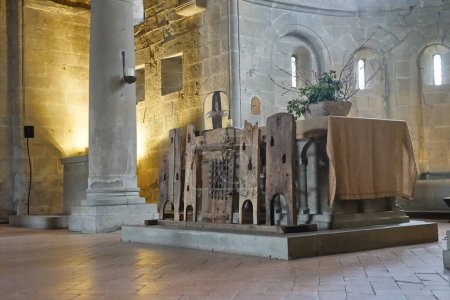 Foto de Altar de la iglesia parroquial de San Pietro en Romena, Toscana, Italia - Imagen libre de derechos