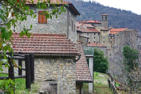 Foto de Vista del antiguo pueblo medieval de Raggiolo, Toscana, Italia - Imagen libre de derechos