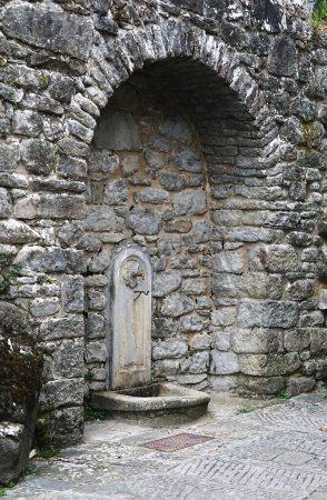 Foto de Fuente en el antiguo pueblo medieval de Raggiolo, Toscana, Italia - Imagen libre de derechos