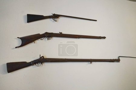 Foto de Old rifles in a hall of the Malaspina castle in Fosdinovo, Tuscany, Italy - Imagen libre de derechos