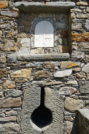 Foto de Coat of arms on an external wall of the Malaspina Castle in Fosdinovo, Tuscany, Italy - Imagen libre de derechos