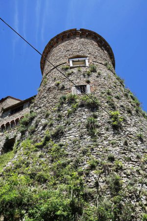 Foto de Torre redonda del castillo de Malaspina en Fosdinovo, Toscana, Italia - Imagen libre de derechos