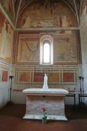 Foto de Interior de la capilla de San Galgano en Montesiepi, Toscana, Italia - Imagen libre de derechos