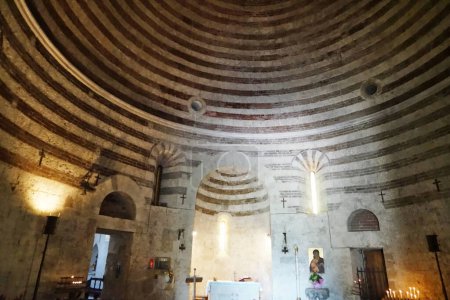 Foto de Interior de la capilla de San Galgano en Montesiepi, Toscana, Italia - Imagen libre de derechos