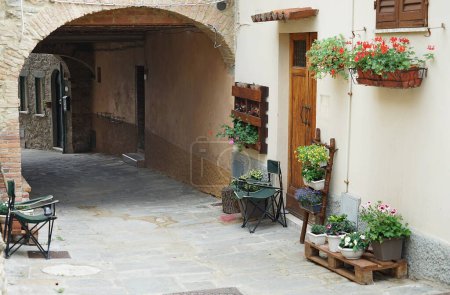 Foto de Callejón en el antiguo pueblo de Chiusdino, Toscana, Italia - Imagen libre de derechos