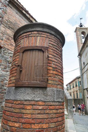 Foto de Bien en el centro histórico de la antigua aldea de Chiusdino, Toscana, Italia - Imagen libre de derechos