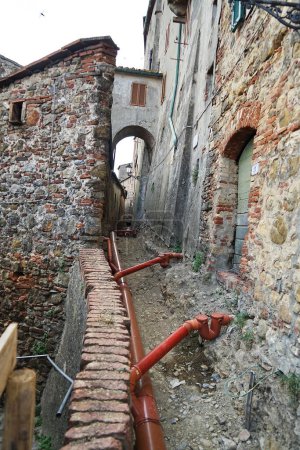 Foto de Trabajos en curso en los callejones del antiguo pueblo de Chiusdino, Toscana, Italia - Imagen libre de derechos