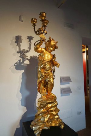 Foto de Candelero de oro en el museo de arte sacro de Chiusdino, Toscana, Italia - Imagen libre de derechos