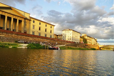 Téléchargez les photos : Palais boursier siège de la Chambre de Commerce de Florence vu depuis un bateau sur le fleuve Arno, Toscane, Italie - en image libre de droit