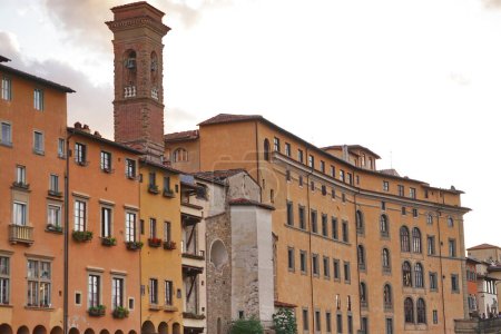 Téléchargez les photos : Palais et église de San Jacopo Sopr'Arno le long de la rivière Arno à Florence, Toscane, Italie - en image libre de droit