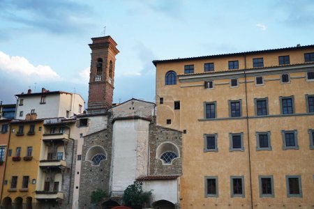 Foto de Palacios e iglesia de San Jacopo Sopr 'Arno a lo largo del río Arno en Florencia, Toscana, Italia - Imagen libre de derechos