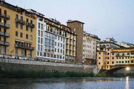 Téléchargez les photos : Palais le long de l'Arno à Florence, Toscane, Italie - en image libre de droit