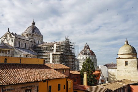 Foto de Vista de la plaza Miracoli desde las antiguas murallas de Pisa, Toscana, Italia - Imagen libre de derechos