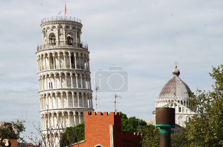 Foto de Vista de la plaza Miracoli desde las antiguas murallas de Pisa, Toscana, Italia - Imagen libre de derechos