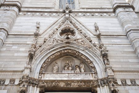 Téléchargez les photos : Détail de la façade de la cathédrale de Naples, Campanie, Italie - en image libre de droit