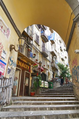 Téléchargez les photos : Escalier del Ponte di Chiaia dans le quartier de San Ferdinando à Naples, Campanie, Italie - en image libre de droit