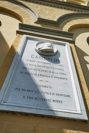 Placa de mármol dedicada a Giuseppe Garibaldi en la plaza de Cavalca en Vicopisano, Toscana, Italia