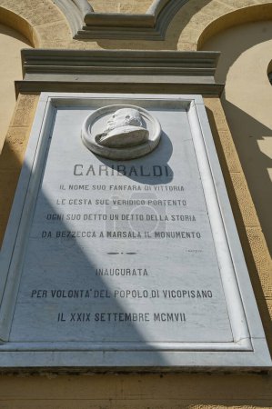 Placa de mármol dedicada a Giuseppe Garibaldi en la plaza de Cavalca en Vicopisano, Toscana, Italia