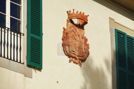 Terracotta coat of arms on the facade of Villa Viviani in Settignano
