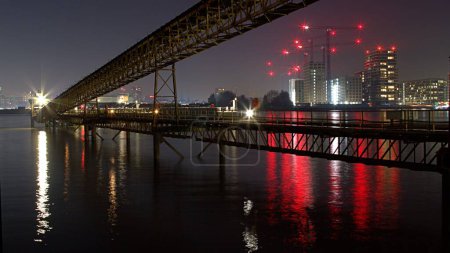 Foto de Reflejos de luz roja en el Támesis por la noche - Imagen libre de derechos