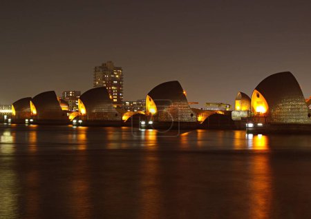 Foto de Barrera del Támesis iluminada por la noche desde la orilla sur - Imagen libre de derechos