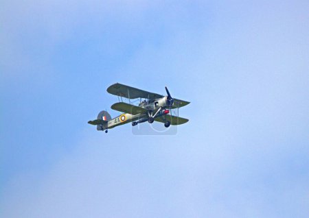 Téléchargez les photos : Fairey Swordfish Torpedo Bomber avec torpille en vol au-dessus du Somerset - en image libre de droit