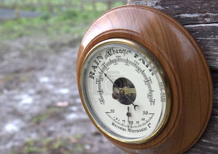 Outdoor-Barometer zeigt Regen bei Regenschauern im britischen Sommer an