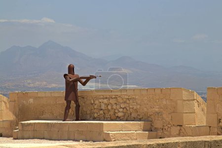 Bogenschützenstatue auf der Burg von Santa Barbara schützt Alicante