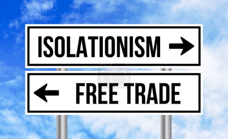 Téléchargez les photos : Isolationnisme ou libre-échange panneau routier sur fond de ciel nuageux - en image libre de droit