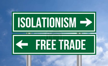 Téléchargez les photos : Isolationnisme ou libre-échange panneau routier sur fond de ciel nuageux - en image libre de droit