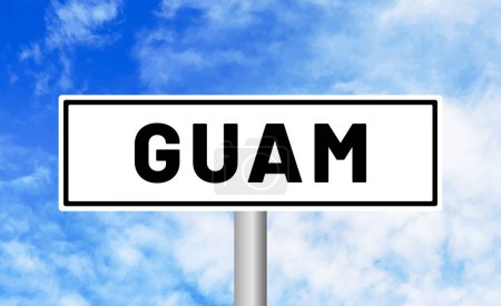 Foto de Guam señal de tráfico en el fondo del cielo - Imagen libre de derechos