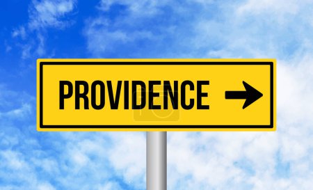 Téléchargez les photos : Panneau de route Providence sur fond bleu ciel - en image libre de droit