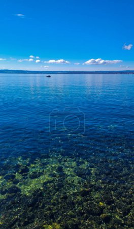 Muy hermoso Lago Constanza con agua limpia y transparente, en un día soleado