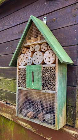 Insektenhotel aus Holz. Umweltschutz. Sorge um die Welt