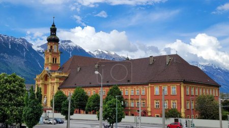 Foto de Stift Wilten Monasterio en el fondo de los pintorescos Alpes, Innsbruck, Austria - Imagen libre de derechos