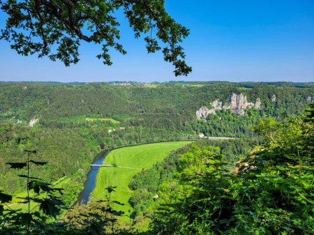 Schöne Aussicht auf den Naturpark Obere Donau und die Donau an einem sonnigen Tag