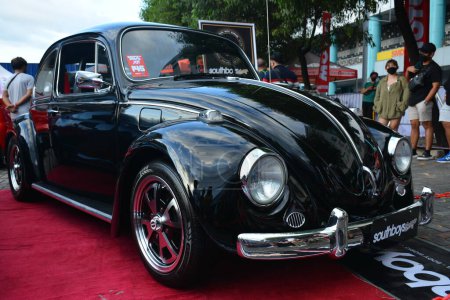 Foto de PASAY, PH - DIC 12 - Volkswagen beetle type 1 at Bumper to Bumper 16 car show on December 12, 2021 in Pasay, Philippines. Bumper to Bumper es una feria nacional de automóviles que se celebra todo el año en Filipinas.. - Imagen libre de derechos