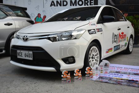 Foto de RIZAL, PH - 2 de julio - Toyota vios en Wild Rides el 2 de julio de 2022 en Cainta, Rizal, Filipinas. Wild Rides es un evento de exhibición de automóviles celebrado en todo el país en Filipinas. - Imagen libre de derechos