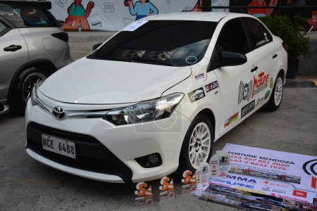 Foto de RIZAL, PH - 2 de julio - Toyota vios en Wild Rides el 2 de julio de 2022 en Cainta, Rizal, Filipinas. Wild Rides es un evento de exhibición de automóviles celebrado en todo el país en Filipinas. - Imagen libre de derechos