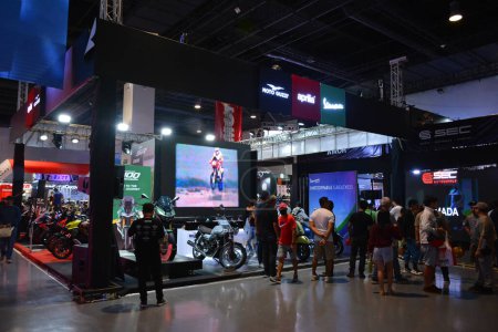 Foto de PASAY, PH - 16 ABR - Moto guzzi, aprilia, y vespa stand en makina moto show el 16 de abril de 2023 en Pasay, Filipinas. Makina moto es un evento de exhibición de motocicletas celebrado en Filipinas. - Imagen libre de derechos