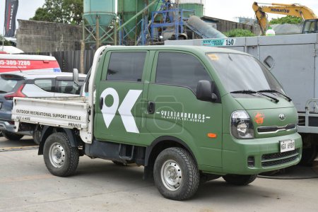 Foto de QUEZON CITY, PH - 28 ENE - Camión comercial Kia K2500 el 28 de enero de 2024 en Quezon City, Filipinas. Kia es un fabricante de automóviles coreano con sede en Corea del Sur.. - Imagen libre de derechos